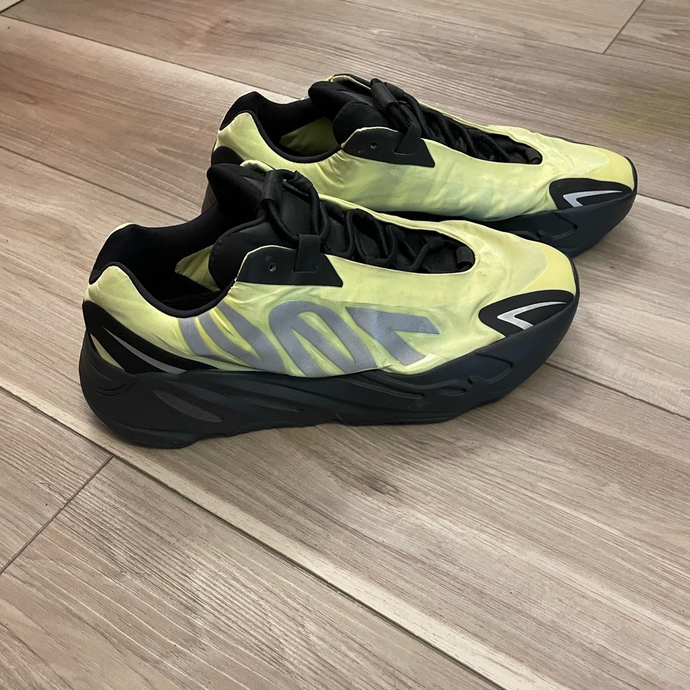 Adidas Yeezy 700 MNVM volt